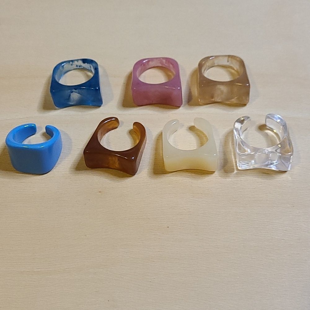 7 Assorted Resin Ring Set